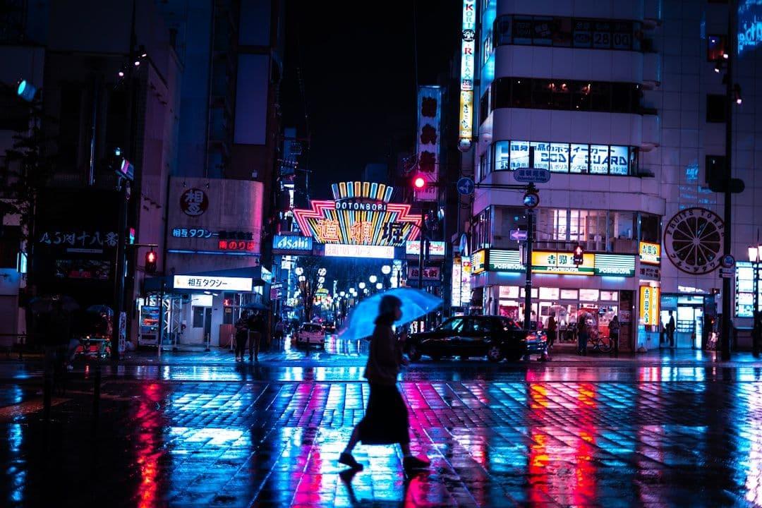 Deszczowa noc w Japonii na tapetach dla iPhone'a i iPada