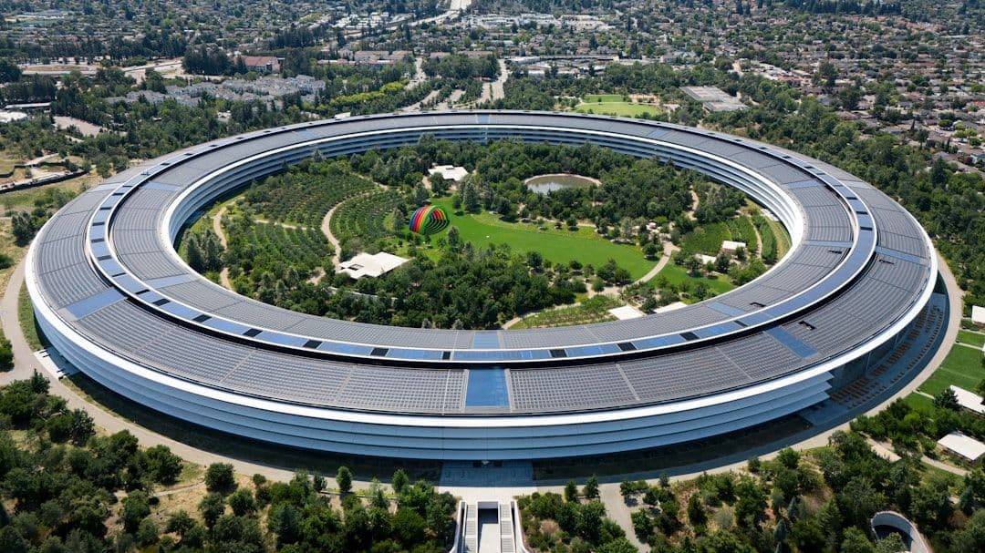 Apple z rekordowym kwartałem. AI, droższa pamięć i ostatnia rozmowa wynikowa Tima Cooka