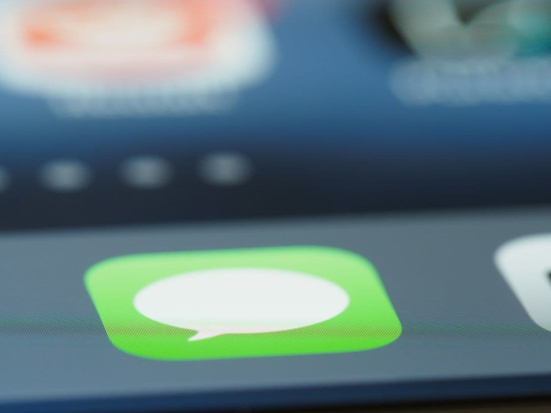 iOS 27.2 przywraca Sugestie w Wiadomościach. Mają pojawiać się rzadziej