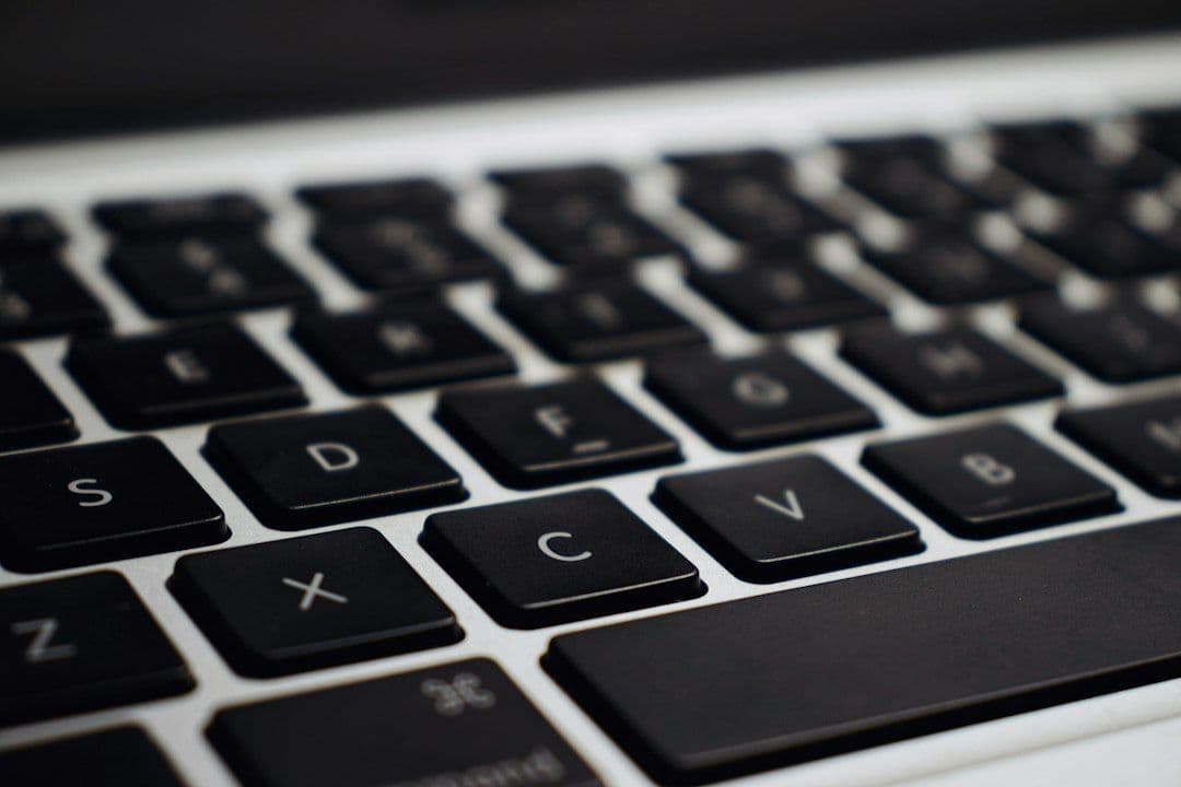 macOS 27 pozwala wpisywać emoji po dwukropku. Wystarczy ukryta komenda