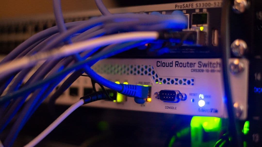 Dolphin X, ataki na Zimbra i 432 luki w jądrze Linuksa. Najważniejsze wiadomości cyberbezpieczeństwa