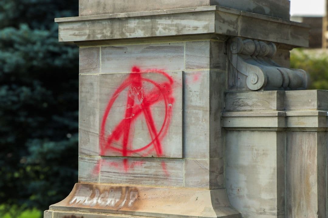 Sąd: aktywistki Ostatniego Pokolenia winne oblaniu Pomnika Syreny — kara i nawiązki