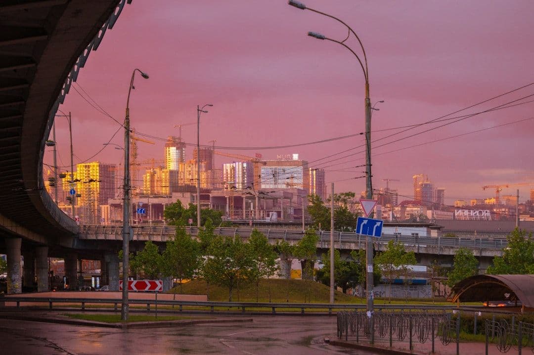 Rosja zapowiada „metodyczne uderzenia” w Kijowie. MSZ zaleca cudzoziemcom opuszczenie stolicy