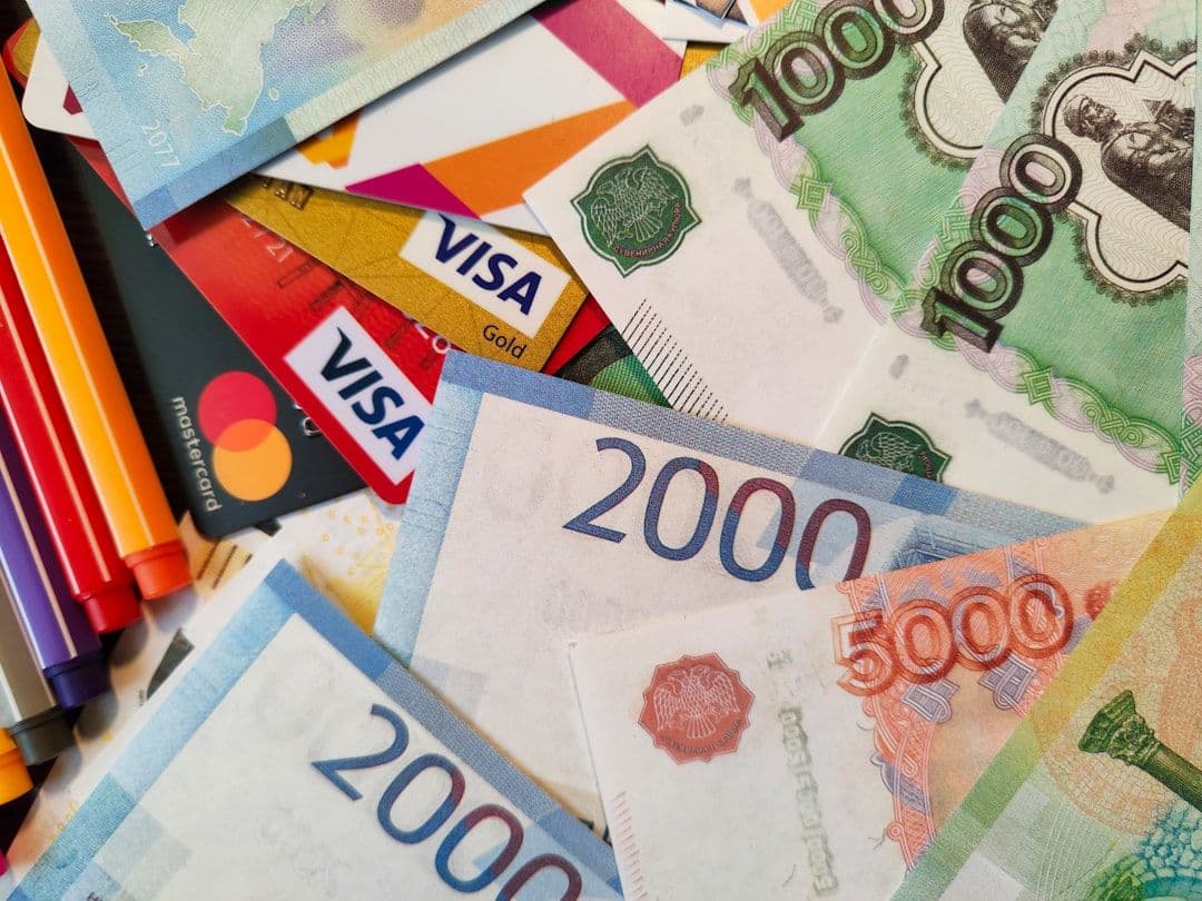 Rosjanie wypłacają gotówkę z banków. Ponad 620 mld rubli w niespełna miesiąc