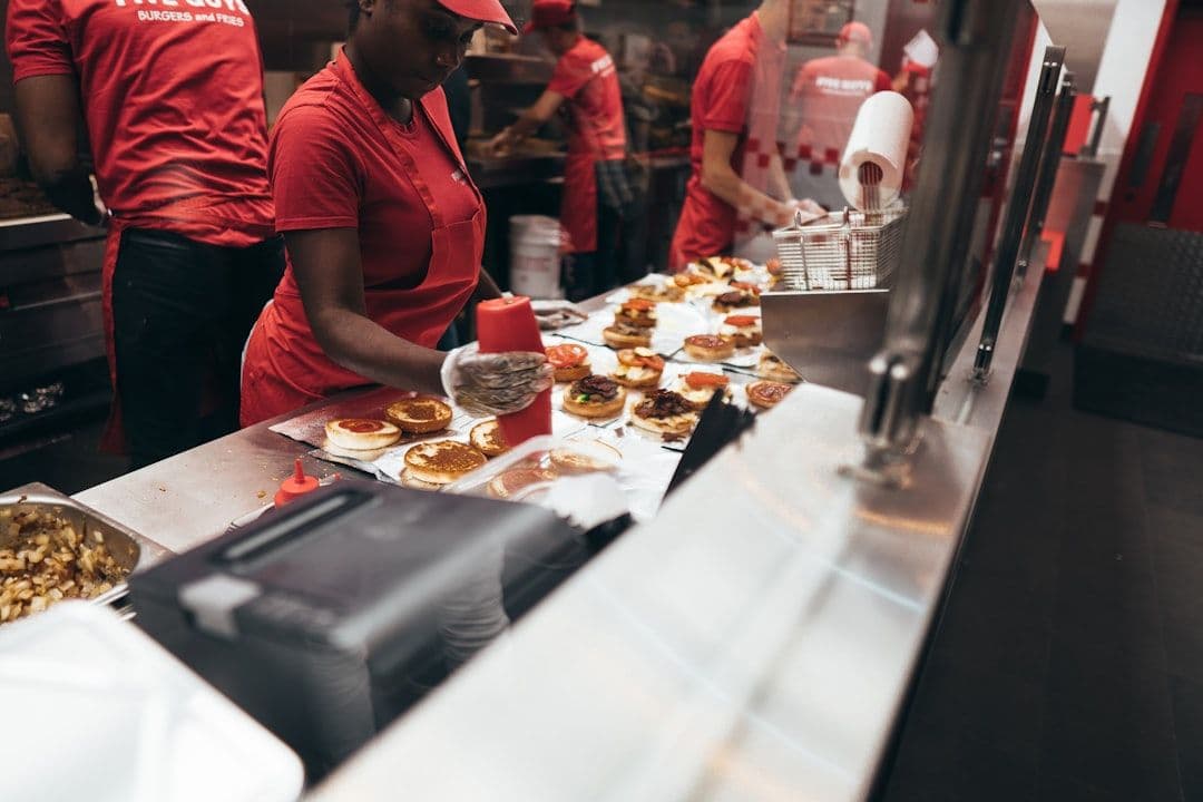 Nieobecności kosztowały restaurację McDonald's. Aplikacja ograniczyła problem