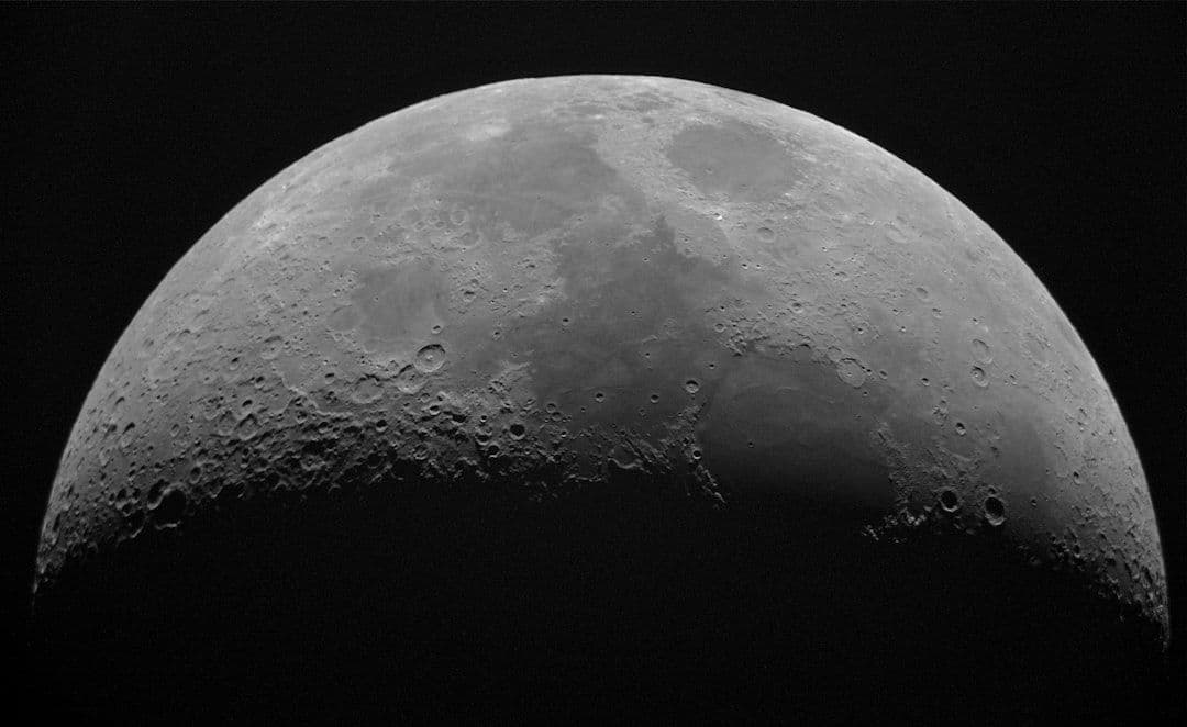 Górny stopień rakiety SpaceX uderzył w Księżyc. Są zdjęcia przed i po zdarzeniu