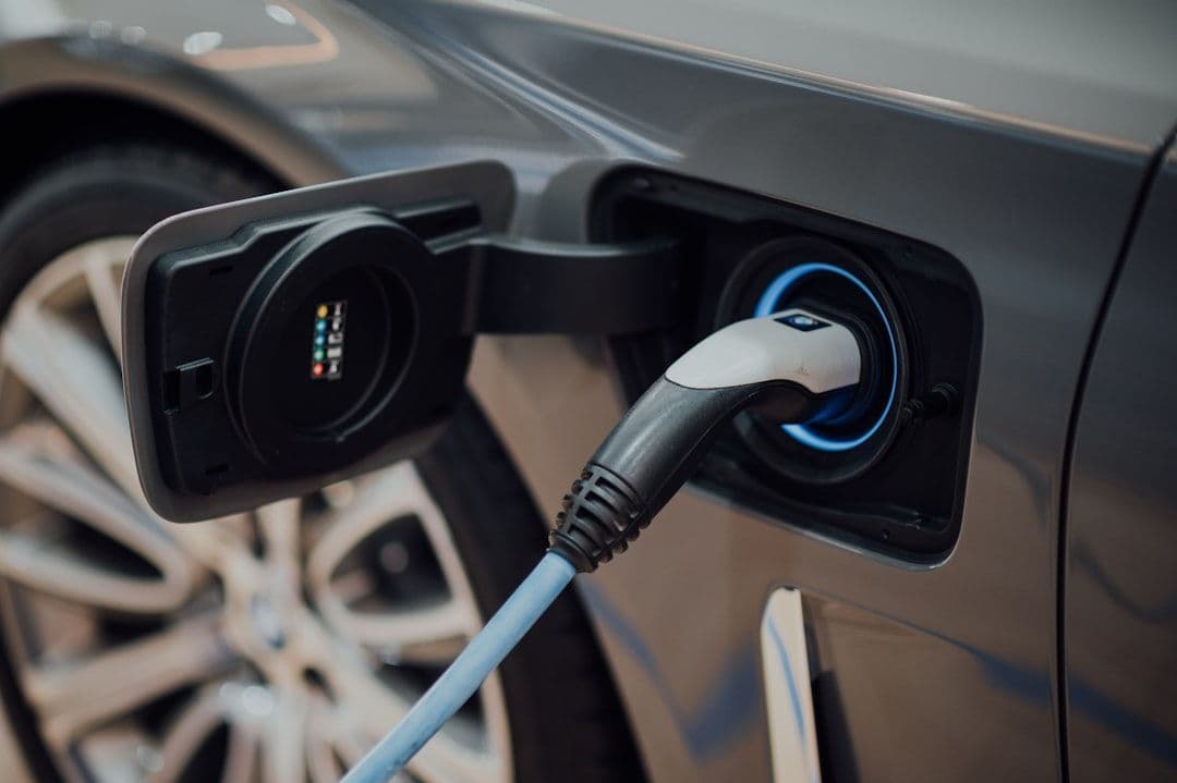 Nowe badanie: wymiana sprawnego auta spalinowego na elektryczne często ogranicza emisje