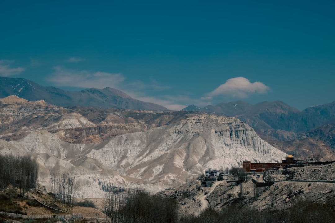 Powodzie i osuwiska na granicy Nepalu i Tybetu. Ponad 1300 osób zaginionych