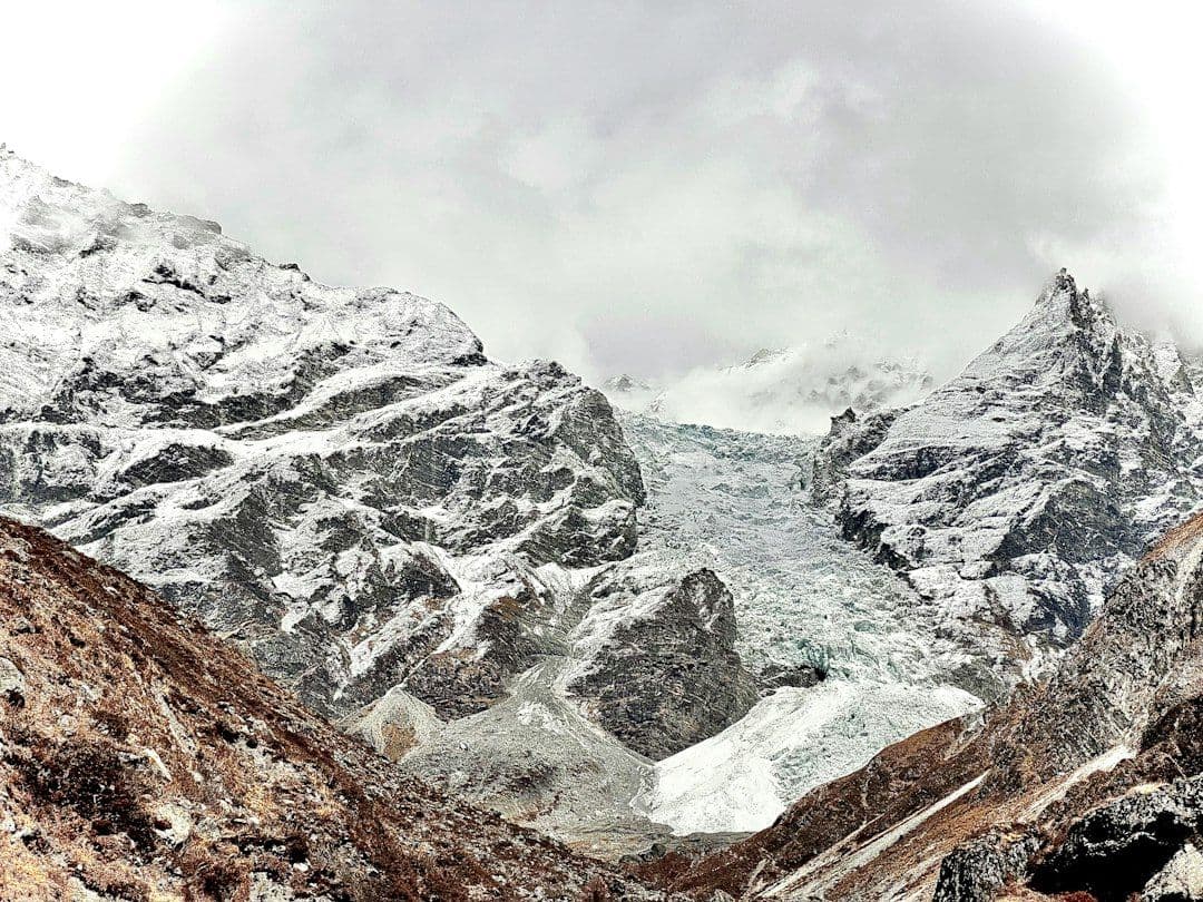Badanie łączy katastrofę w Nepalu z ociepleniem. Kraj czeka na pomoc