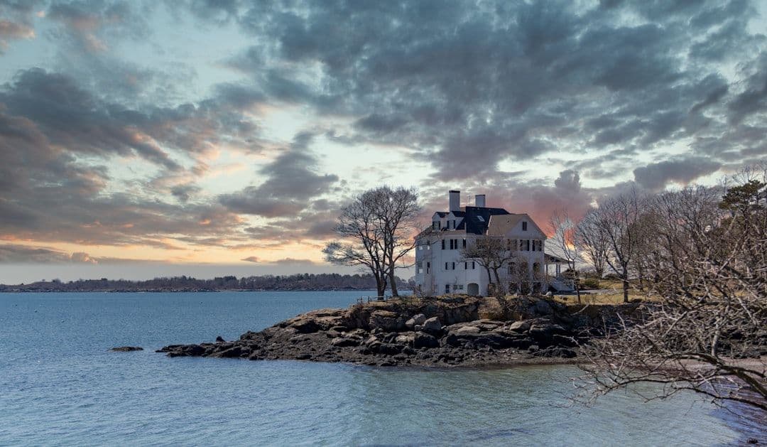 Katie Dippold o „Widow’s Bay”: horror musi być traktowany serio
