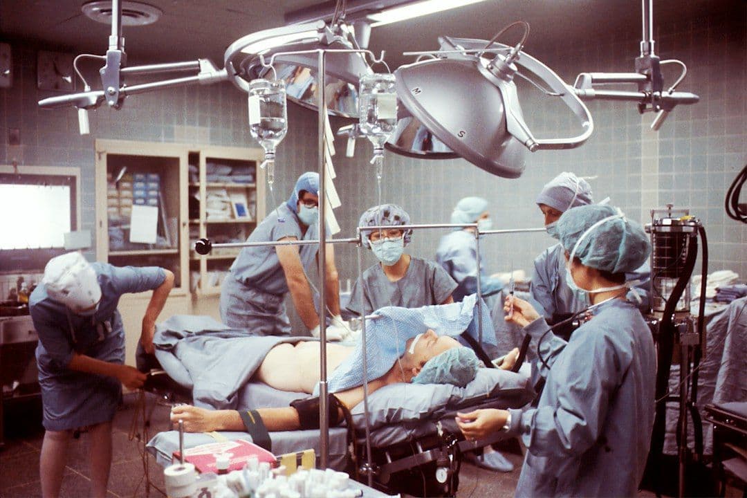 Sarah Levy, Martin Martinez i Trevor Tordjman w 23. sezonie „Grey’s Anatomy”