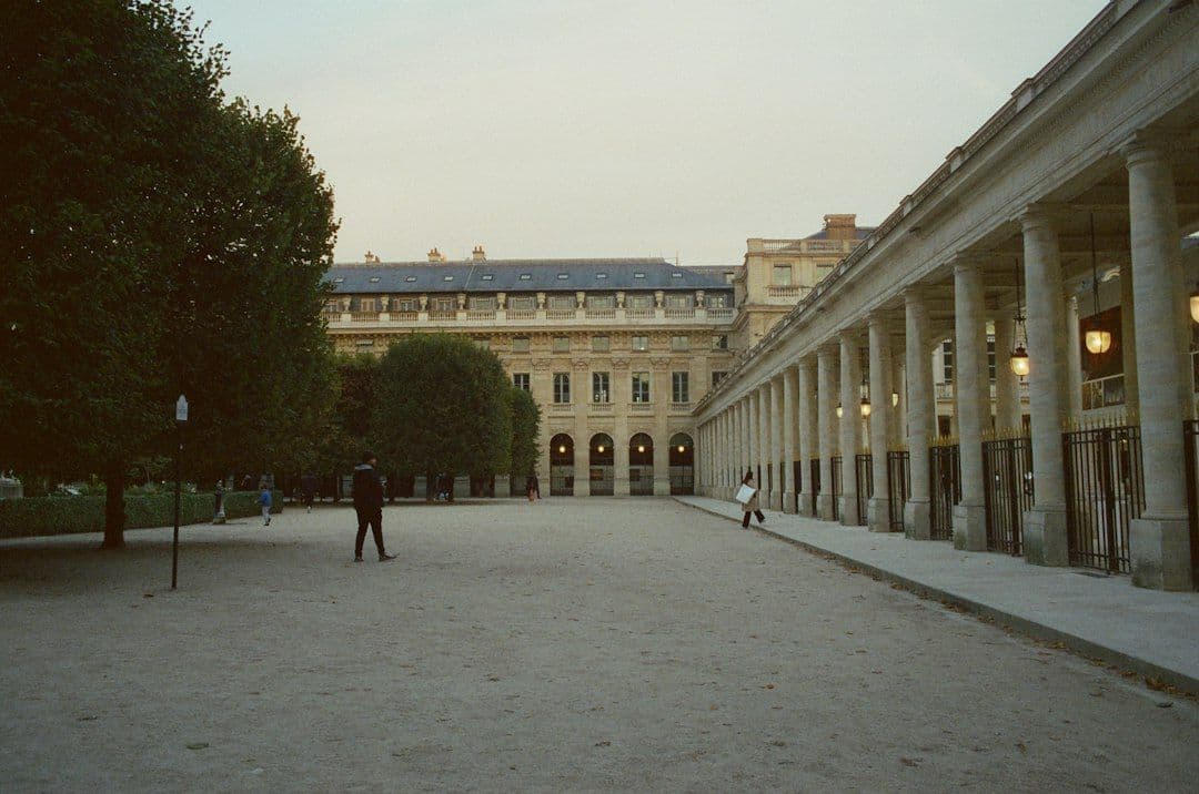 Jenny Holzer o protestach w Paryżu: „To straszne, że dzieci muszą walczyć o lepszą edukację”