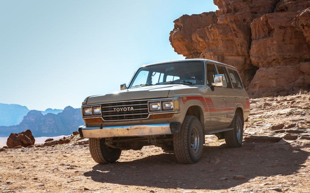Dlaczego Toyota Land Cruiser 70 ma zasłonięte tylne lampy?