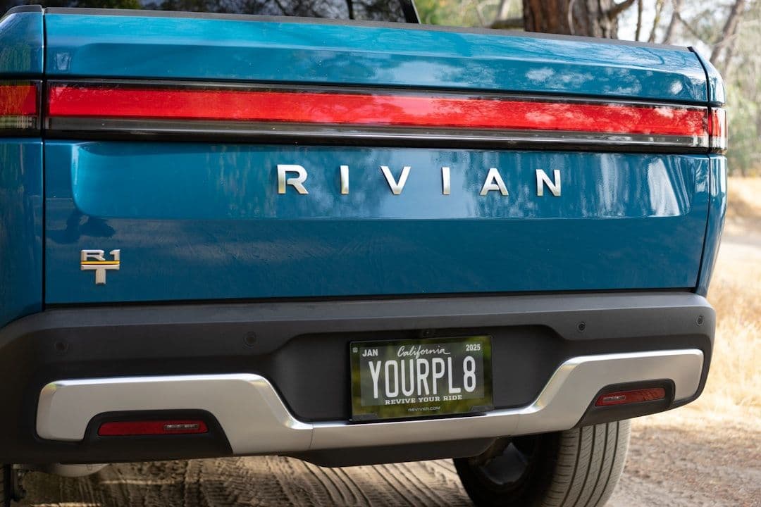 Rivian R1S otrzyma opcję foteli kapitańskich. Wbudowano w nie wysuwane uchwyty na kubki