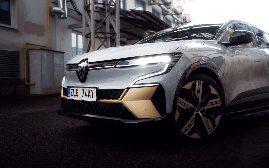 Renault Scenic E-Tech z większym zasięgiem i szybszym ładowaniem. Nowe technologie bez zmian stylizacji