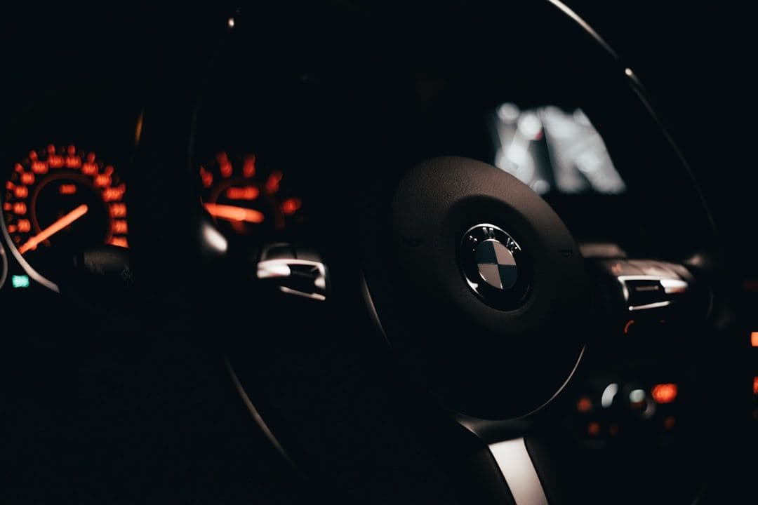 Niezależny mechanik buduje cyfrowe zegary do klasycznych BMW