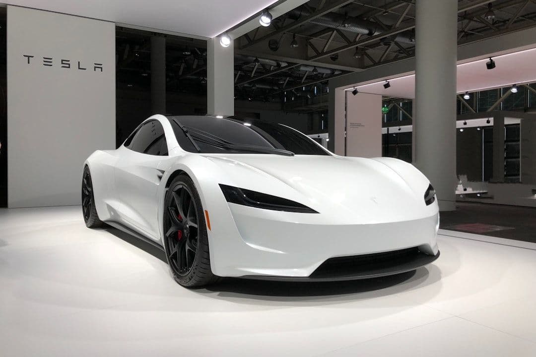 Tesla ponownie przyjmuje rezerwacje na Roadstera. Chce 50 tys. dolarów przed pokazem