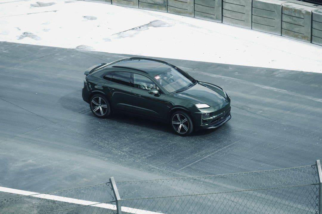 Porsche szykuje elektrycznego Cayenne Turbo GT. Prototyp zdradza tylny spoiler