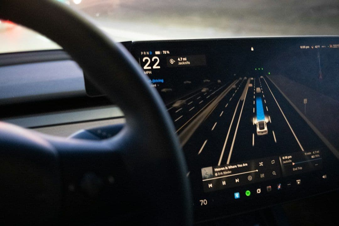 Tesla z aktywnym FSD uderzyła w radiowóz. Kierowca twierdził, że spał