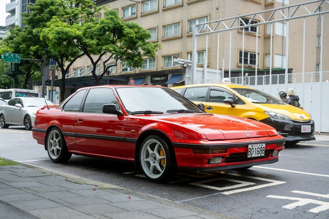 Honda Prelude na mokrej drodze pokazuje, że 200 KM może wystarczyć