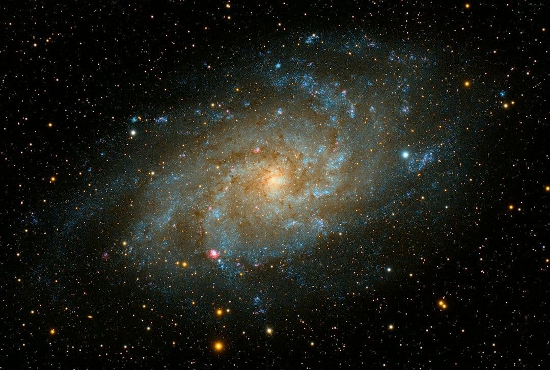 Czy wszechświat może ewoluować jak organizm? Hipoteza wraca po obserwacjach JWST