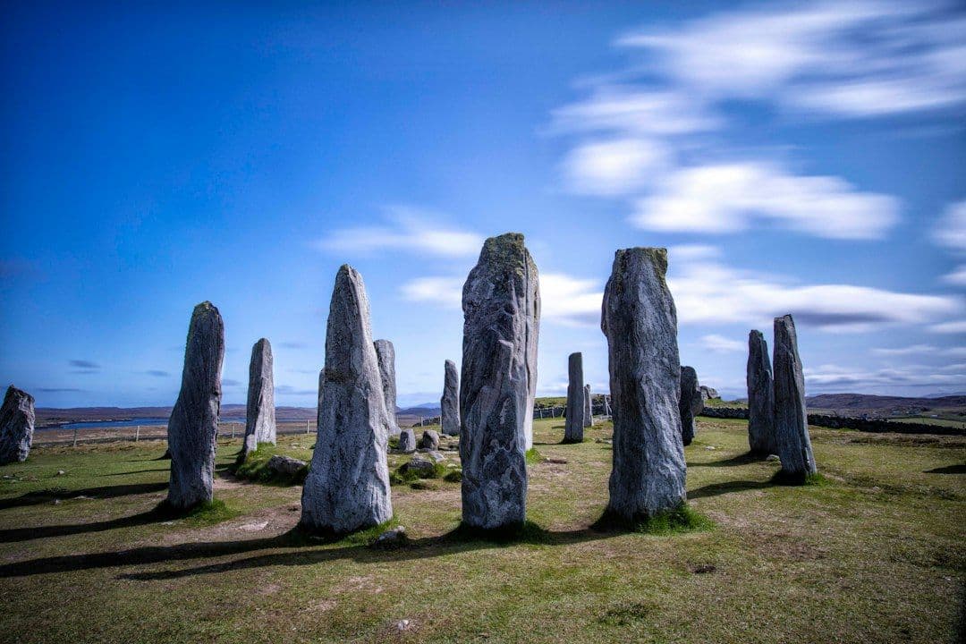 Analemma nad kamieniami Callanish pokazuje roczną drogę Słońca