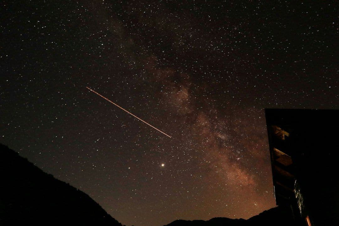 Październikowe niebo: Saturn, Orionidy i Księżyc przy Plejadach