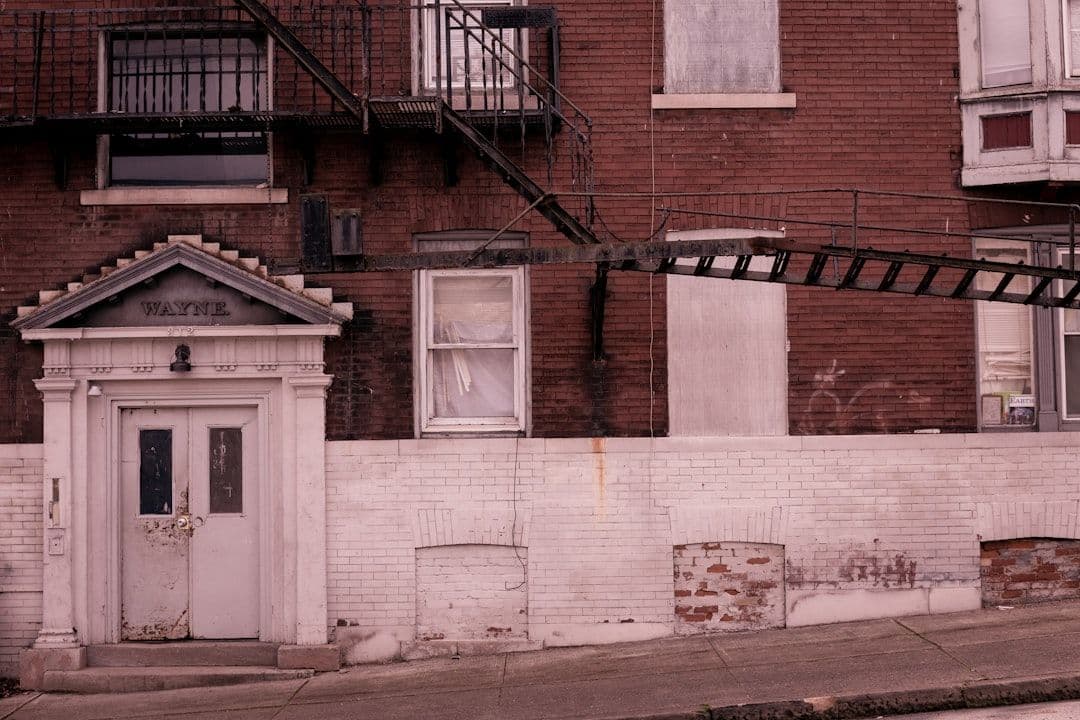 Wejście siłowe do mieszkania — kiedy służby mogą użyć takiego środka?