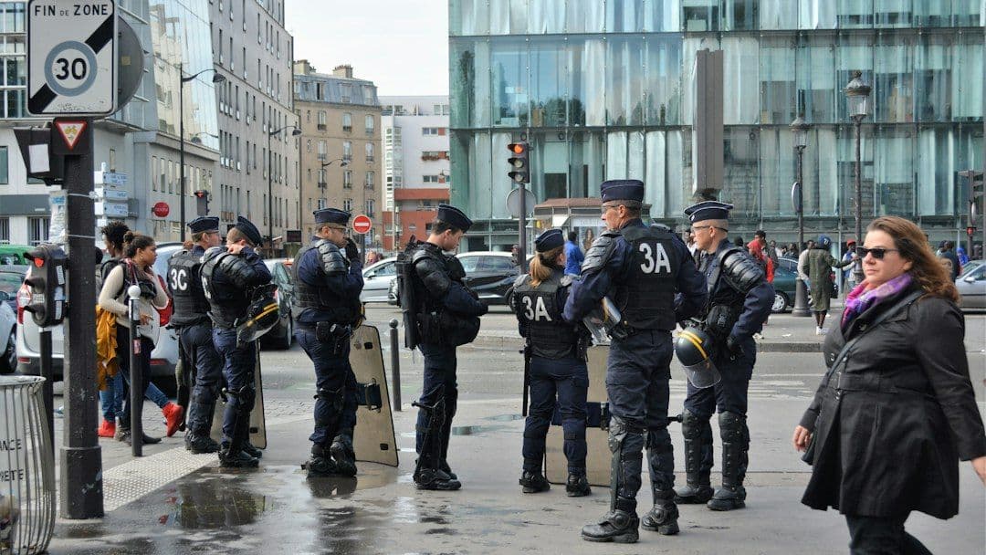 Francja zaostrza środki po zamieszkach. Paryż wprowadza godzinę policyjną