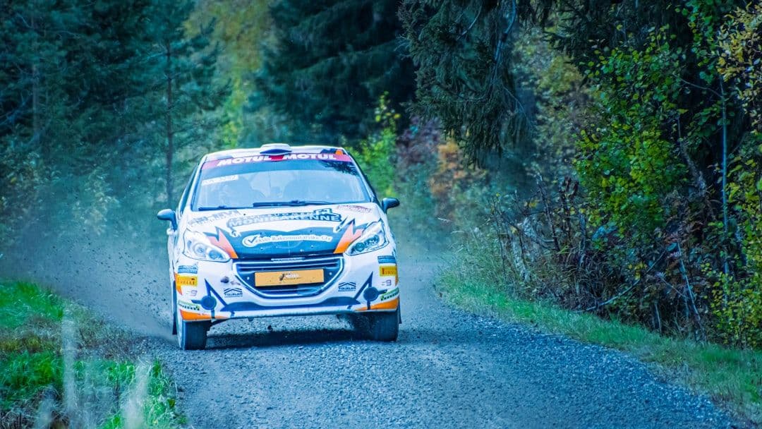 Evans trzeci w Rajdzie Finlandii, Ogier trafił do szpitala po wypadku