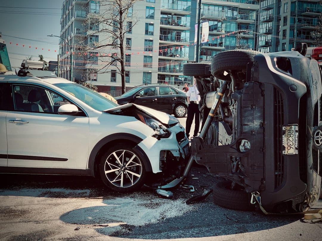 NHTSA odtajnila raporty Tesla Robotaxi: dwie stłuczki z udziałem teleoperatorów