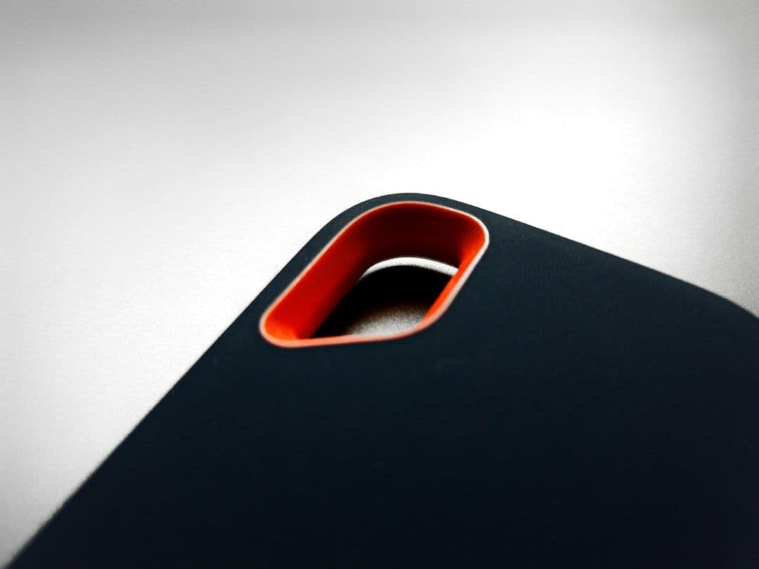 Silikonowe etui Apple do iPhone’a Duo wymaga użycia kleju