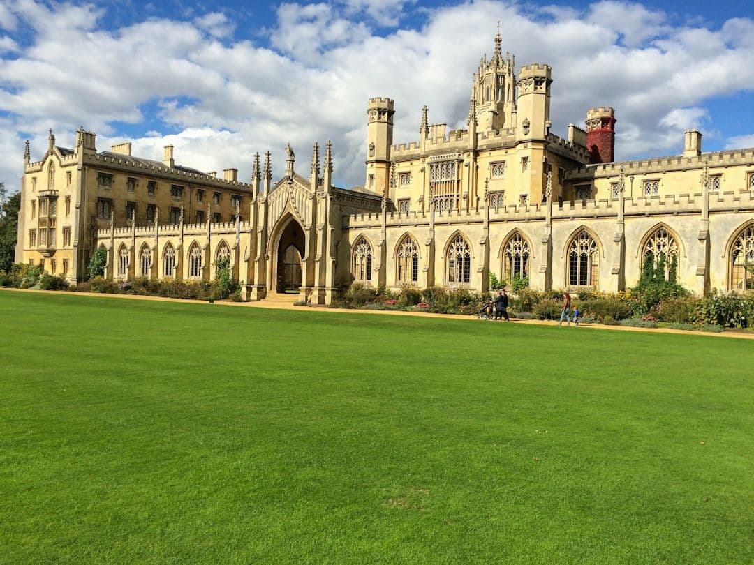 Uniwersytet Cambridge bada zachowanie doradcy Reform UK po nagraniu Channel 4