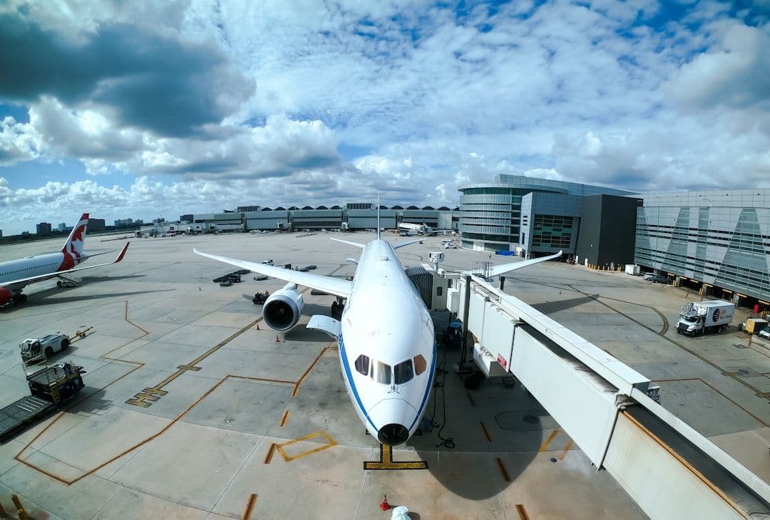 Samolot transportowy Amazonu wypadł z pasa w Miami. Pięć osób nie żyje