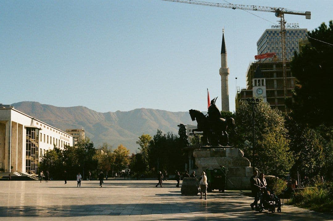 Albania: gwałtowne protesty w Tiranie, dziesiątki rannych