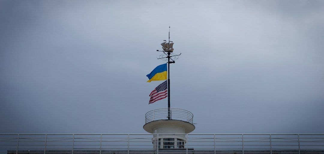 USA i Ukraina coraz dalej od siebie. W tle wybory śródterminowe i presja cen paliw
