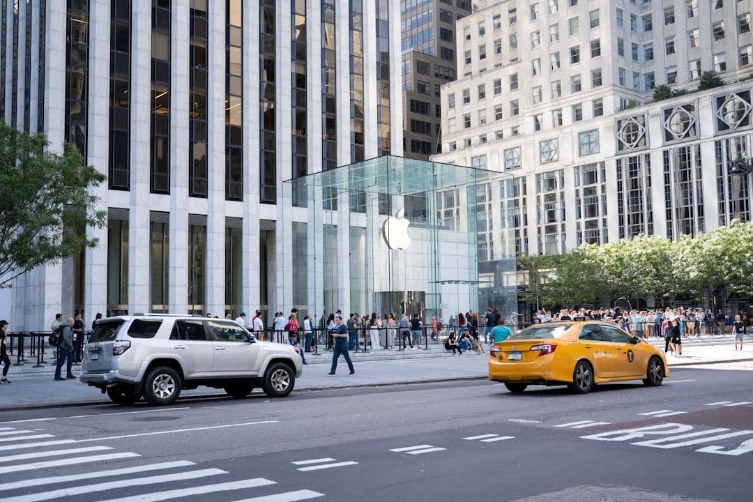John Ternus otworzył sklep Apple na Fifth Avenue w dniu premiery iPhone'a 18 Pro