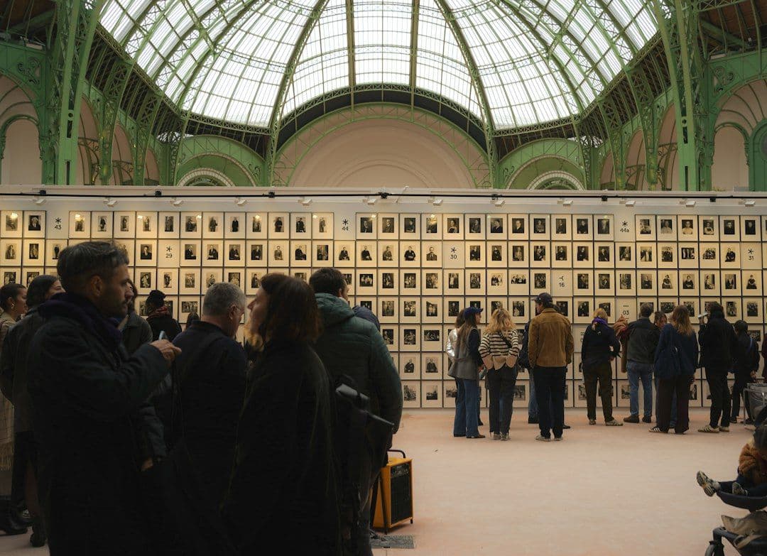 Art Basel Paris ogłasza program. Gwiazda „Emily in Paris” poprowadzi Oh La La!