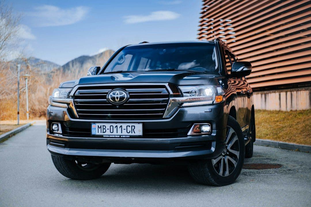 Toyota Land Cruiser 300 bez niezelektryfikowanego V6. Debiutuje mocniejsza hybryda