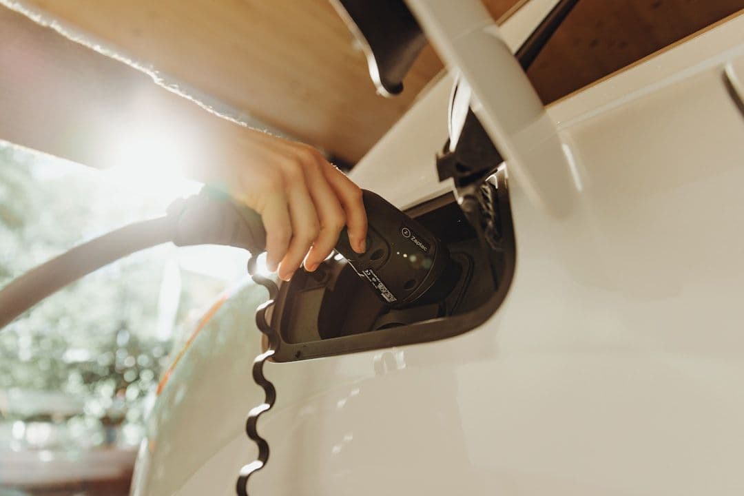 Wymiana działającego auta spalinowego na elektryczne może ograniczyć emisje