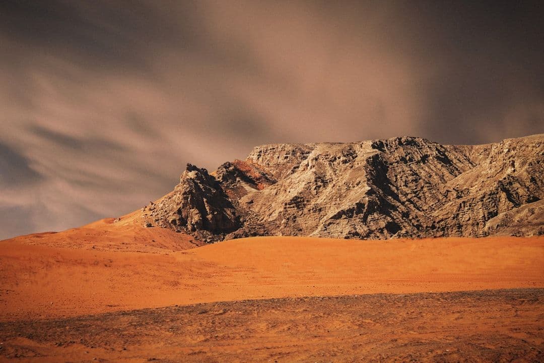 Łazik Curiosity znów wspina się na Mount Sharp i monitoruje marsjański pył