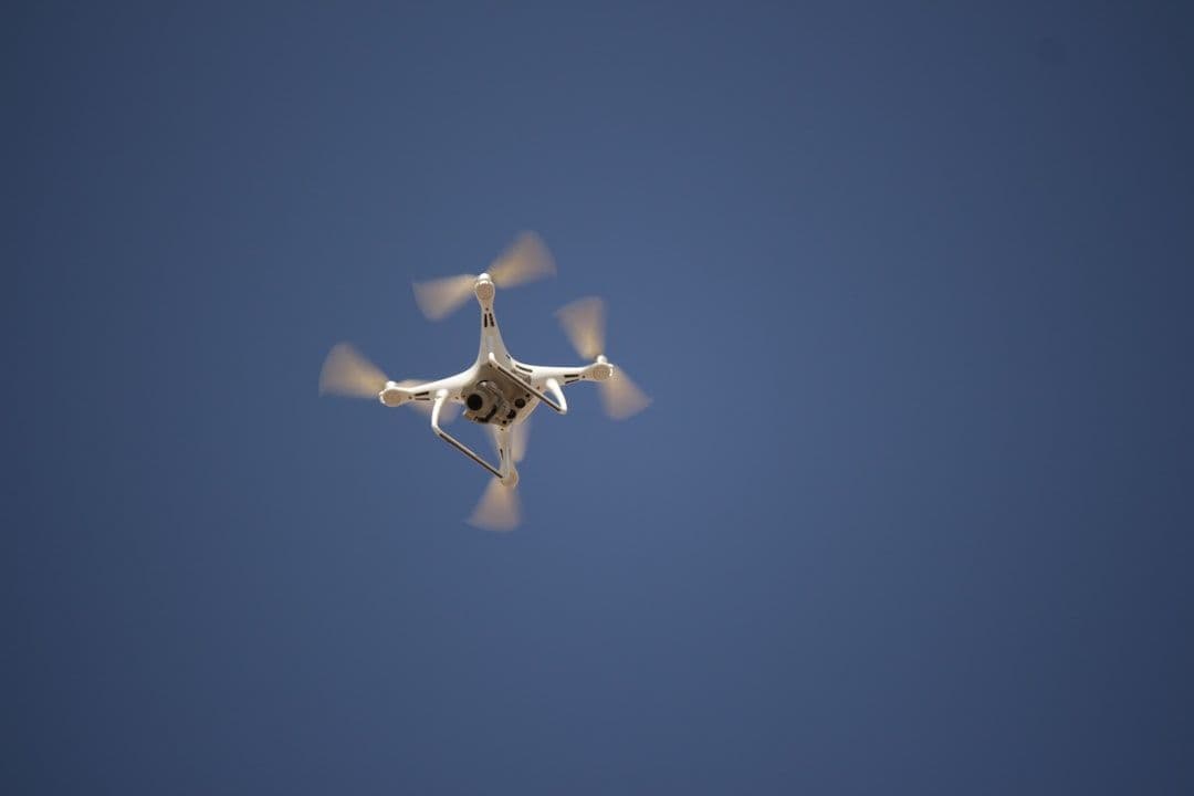 Ukraińskie roje dronów uderzają w rosyjską obronę — żaden region nie jest bezpieczny