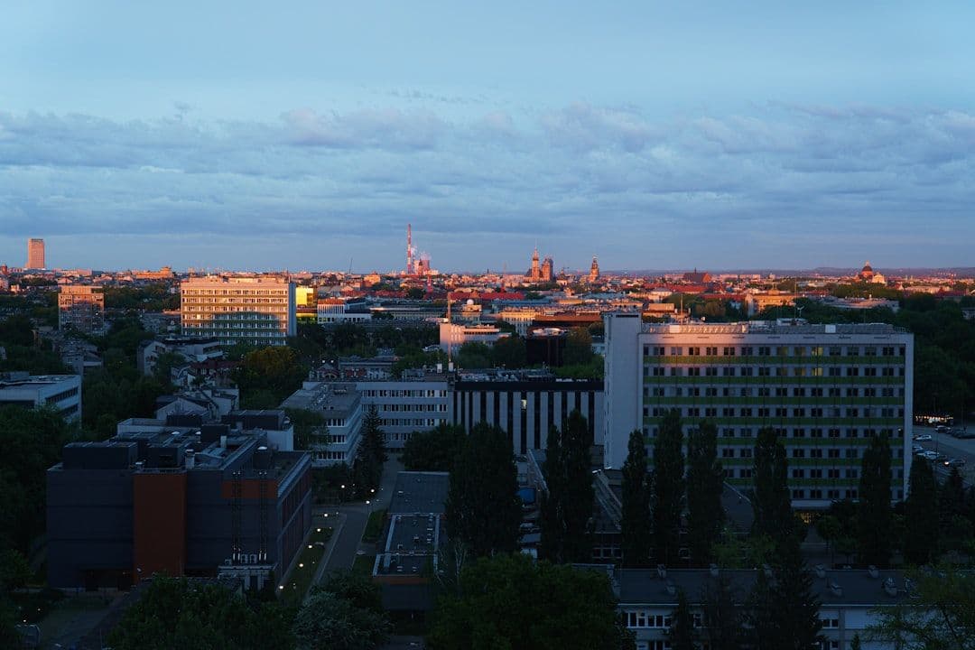 Ciała dwojga młodych ludzi znalezione w mieszkaniu w Puławach. Sprawę bada prokuratura