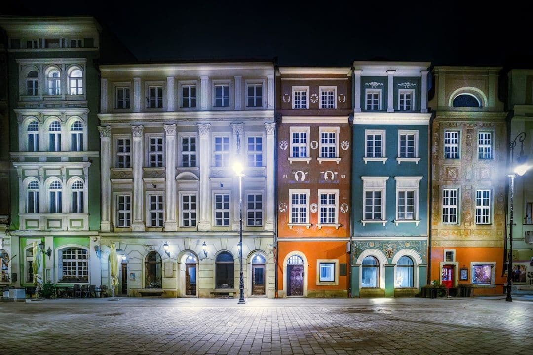 Nadzór budowlany nakazał połączyć mikrokawalerki w poznańskiej kamienicy