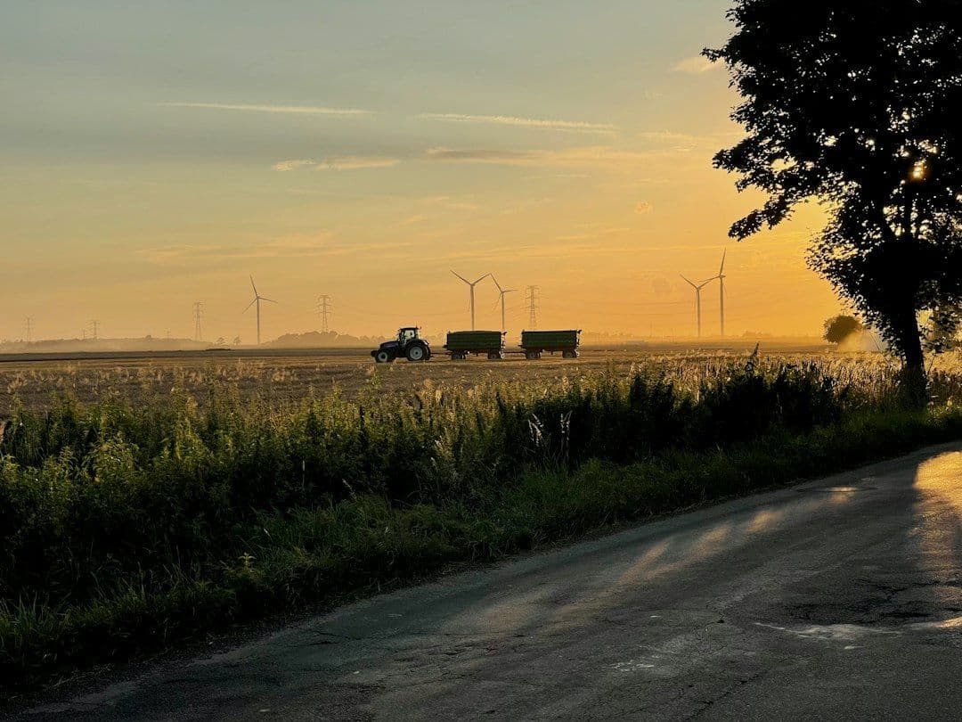 Sąd nie oddał rolnikowi ciągnika. Zaorał świeży asfalt w Gliwicach