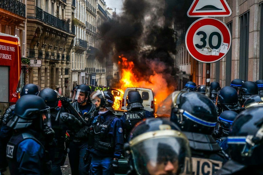 Francja: co najmniej 1800 zatrzymanych po protestach, Macron wystąpi do narodu